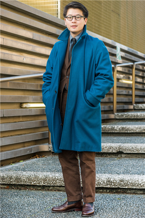 Mark说他非常爱这件新外套，因为它简直和Le Corbusier那件最著名的蓝外套一模一样。而学院风的灵感则来自于40年代“常春藤”名校的校园着装。
