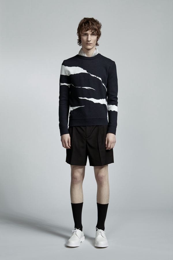 深受韩国年轻男星喜爱的韩国品牌PLAC携手男模Dominik Hahn推出了2016年的春夏型录。PLAC的本期型录以现代休闲运动时尚为主要风格，经典而简约的黑白色为主色调，简单而率真。