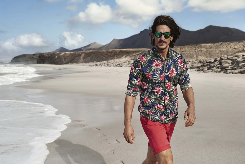 白色的沙滩、翻滚的海浪，波兰品牌Vistula在这样迷人的景色下拍摄了本季男装型录。航海风格的条纹，夏威夷印花T恤搭配红色短裤，经典的蓝色西装，充满了度假的感觉。