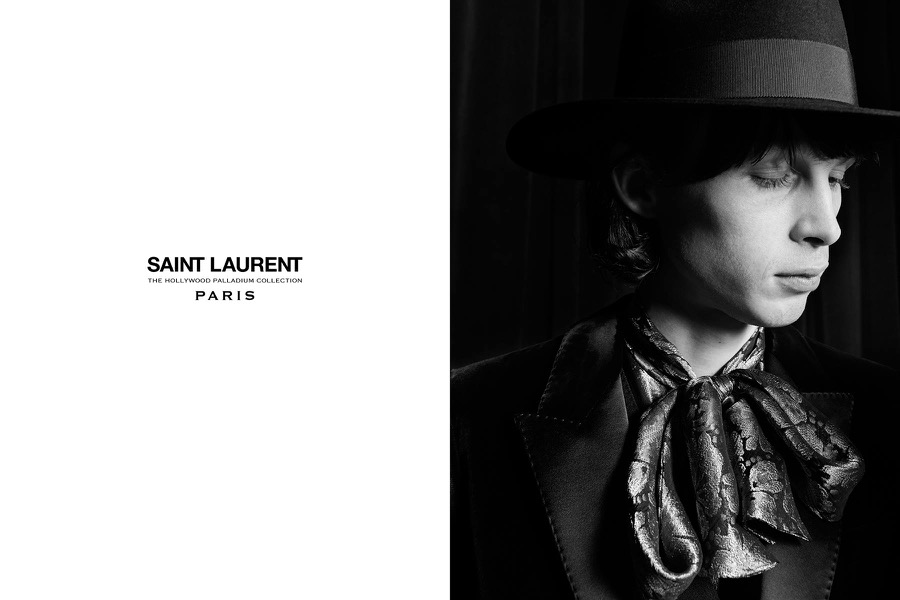 Saint Laurent推出了2016年的秋冬大片，好萊塢帕拉丁音樂廳的廣告櫥窗為本季時尚作出了最新設計。黑白的色調，低調而奢華。沉思少年的POSE，勾勒出了肖像感十足的畫面。