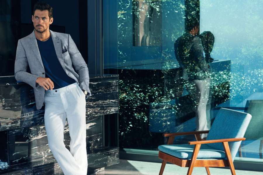 Marks & Spencer的2016春夏广告大片主打商务休闲装。Polo衫搭配休闲裤展现着商务男士成熟稳重的形象。不仅仅有基础的的黑白灰，枣红色的选择，添加了色彩上的韵味。