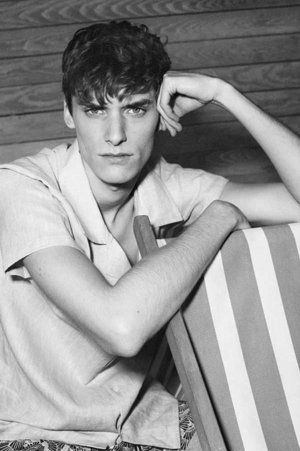 西班牙品牌Fox Haus推出了最新广告大片，主打夏季休闲装。男模Damien Vernieuwe性感而慵懒的神态，穿着轻薄透气的短袖衬衫和沙滩裤，一派度假的姿态。
