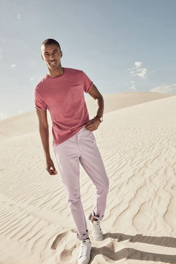 J.Crew本季来到沙漠取景，推出了2016的男装风格指南。休闲外套是本季的主推服装，中性色正如沙漠的颜色。烈日烘烤下，蓝色与粉色的T恤，以及印花短裤，让人有种海边沙滩度假的错觉。虽然是严酷的环境，但是难掩轻松的风格。