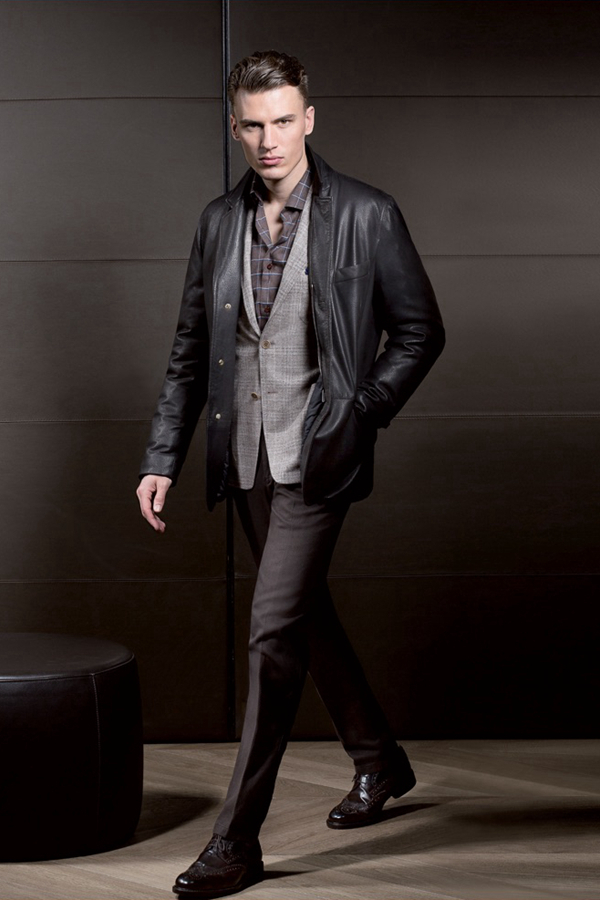 意大利奢侈品牌Ravazzolo推出了以复古为主题的2016秋冬男装型录。回溯到1950年代的风格，经典的剪裁西装，兼具了传统、风格与功能性，以灰色为主色调，展现着精英男士的品位。开司米与羊毛面料结合，形成了具有特殊防水性能的西装。