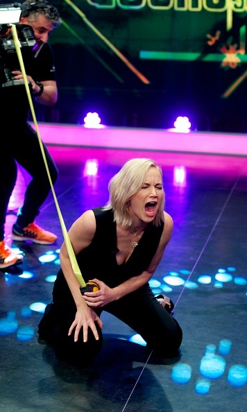 Jennifer在节目上表演弓箭，结果。。。