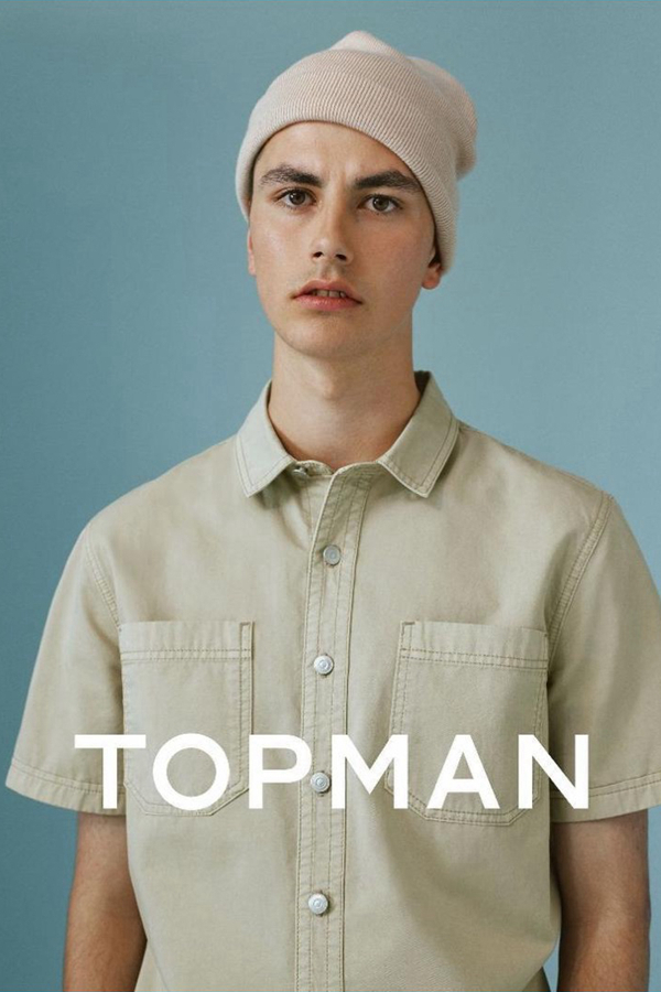 Topman延续了它90年代风格的魔力，再次将溜冰者的形象作为2016秋季必备服装的一部分。连帽衫与牛仔裤这些具有90年代特色的服装，带着颓废与懒散的感觉，张扬着90年代不同的个性。