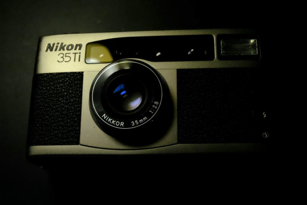 NO.1 Nikon 35Ti
35Ti应该算是颠覆尼康一贯风格的一款产品，从外观看来，古典优雅但又富有金属质感。机身为增强型聚碳酸酯材料，最外层是钛材料。配备尼克尔35mm F2.8镜头，外加上尼康先进的矩阵测光技术，保证了画质的优良。相机重达324克，拿在手里非常踏实。机身顶部有一个椭圆型的钟表指针式显示屏，四根指针分别代表了不同的拍摄参数，看起来非常复古，也是这款相机最为经典，让人欲罢不能之处。
