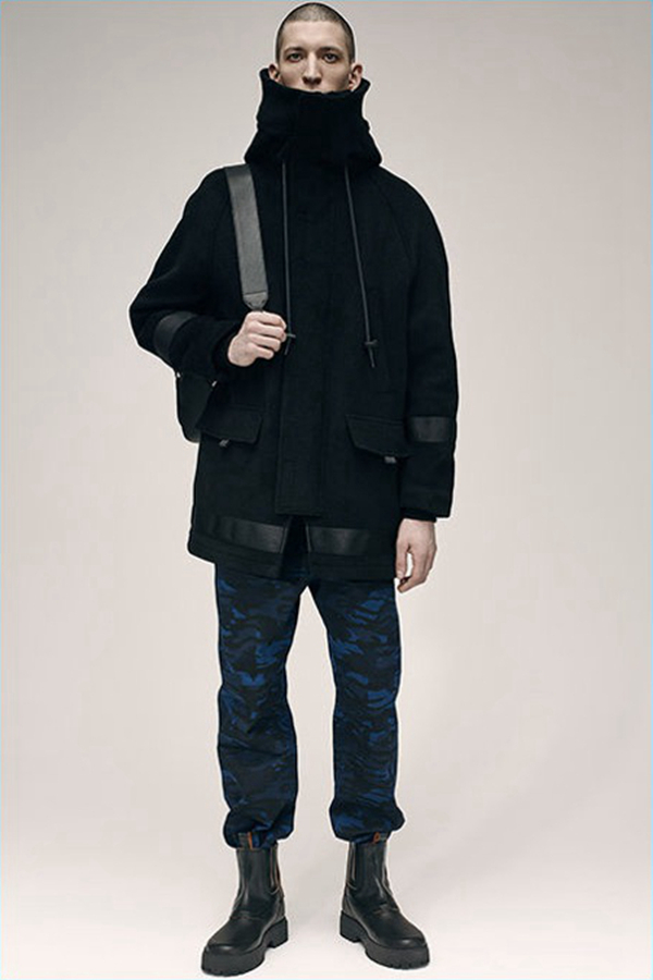 Alexander Wang推出了2016秋冬男装型录，灵感来源于流行的嘻哈文化，设计出休闲时尚的街头服装。羊毛夹克衫，印花T恤，印花长裤搭配短靴，宽松的款式显示着随意洒脱的个性。