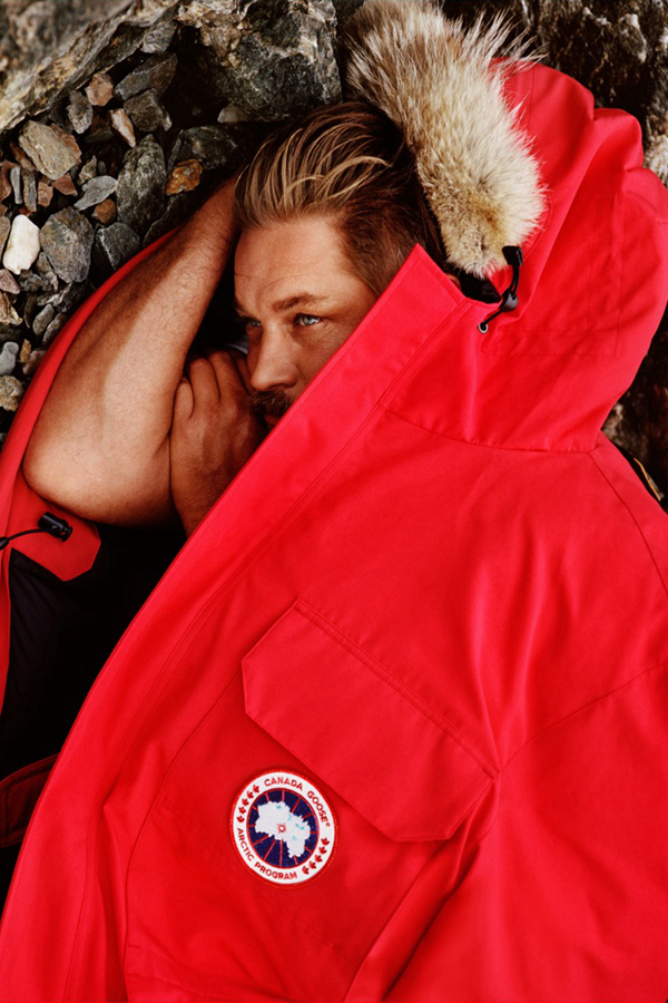 Canada Goose邀请了维京演员Travis Fimmel来到加拿大纽芬兰拍摄2016秋冬广告大片。崎岖不平的海滩上，不与自然抗争，而是融于自然之美，是Canada Goose的理念。艳丽的红色外套，经典的迷彩外套都各具特色。