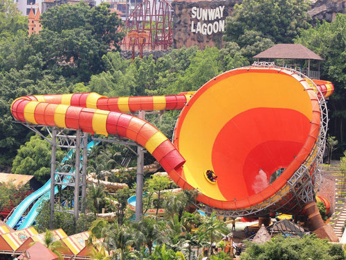 位在马来西亚八打灵再也的Sunway Lagoon Theme Park，是被评为大马CP值最高的水上乐园，占地宽阔、多数的时间不是太过拥挤，排队也不需要大排长龙，是游客愿意票给它的原因之一。

地址: No 3, Jalan PJS 11/11, Bandar Sunway, Petaling Jaya 47500, Malaysia

官方网址：//sunwaylagoon.com/
