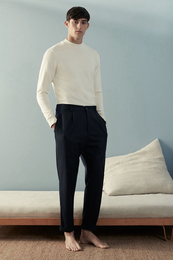 COS本季推出奢华系列男装型录。低调以材质取胜的奢华感，是COS所追求的。开司米与羊毛材质的针织衫，简约的黑白灰基础色，视觉上柔和而放松，打造舒适的居家感。