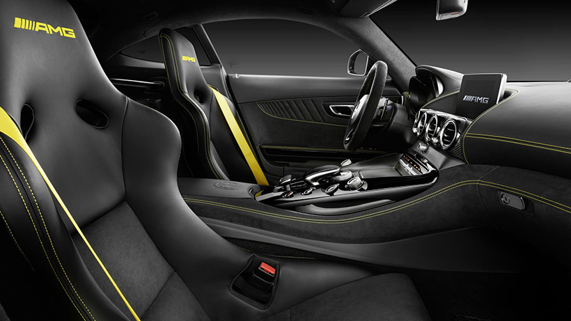 相比十分显眼的外观变动，AMG GT R的内饰变化则相对较小，采用了与外观相对应的黄色缝线点缀。中控台按键也加入了钢琴漆的点缀。配备了更纯粹的简型运动座椅，连安全带都采用了黄色装饰。
