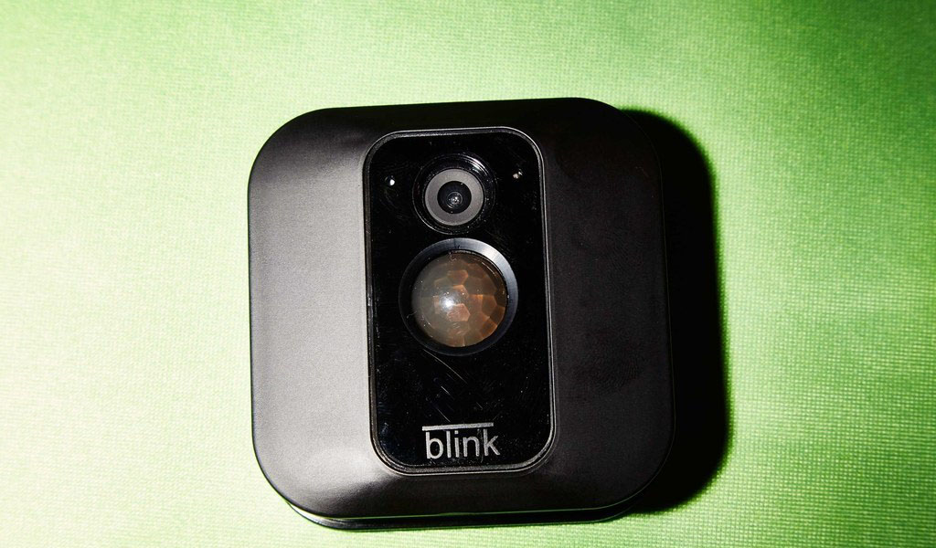 NO.2 Blink的新XT安全摄像头
先不管它的功能如何，光从续航能力来说，就会让你大吃一惊。仅仅两节AA电池就可以完成2年的续航时间，完全超出我们的想想。内部配置的风传感器和水传感器可以对室内的每一个角落进行保护，同时支持运动检测和红外线夜视，是室内监控的好帮手。
