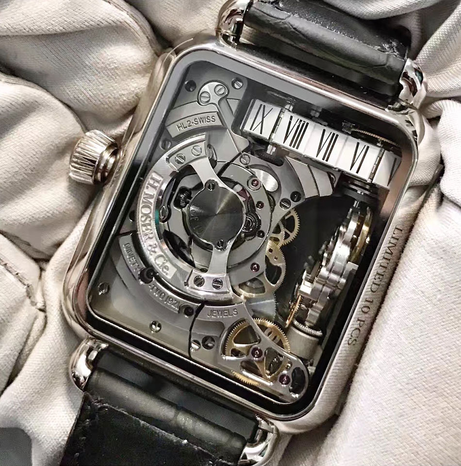 亨利慕时将其Swiss Alp Watch 长方形表壳与其兄弟品牌HAUTLENCE 豪朗时的高科技机芯进行搭配，打造出集传统与现代于一身的惊喜之作。这是一种独一无二的方法：既忠实承袭经典“高级钟表”工艺，同时搭载高科技机芯。