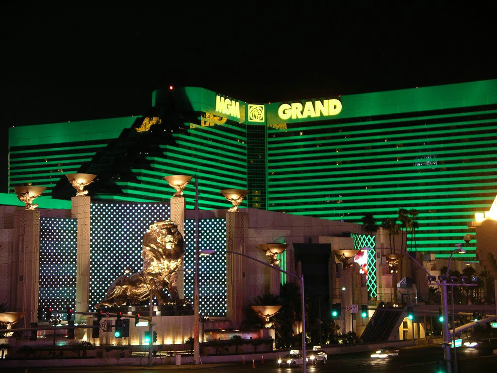 美高梅大酒店（MGM Grand）为世界上客房数量第二多的饭店，也是全美最大的度假村，过去曾有一段时间他们会将狮子放在赌场区域展出。美高梅大酒店的特色除了饭店大门有一只巨大的狮子雕像，在大厅内也有一只金光闪闪的狮子，这让它成了许多人热爱拍照打卡的地点。
官方网址：//www.mgmgrand.com/en.html
