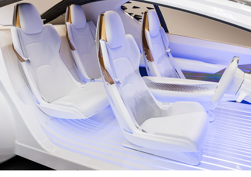 在2017年国际消费电子展（CES）上，丰田展出了其首款智能自动驾驶概念汽车 - Toyota concept-i未来版，并用它成功的惊艳了见到它的所有人。