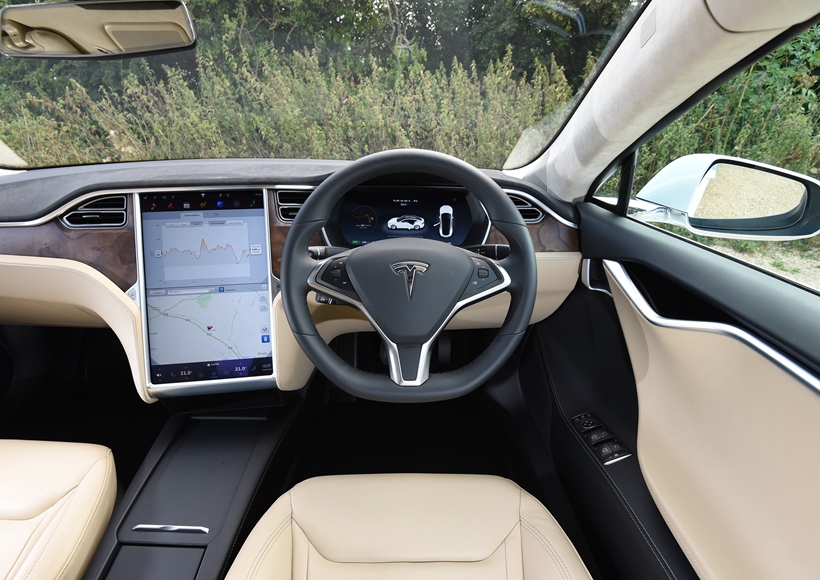 Tesla Model S100D遵循简约含蓄的设计美学，前脸造型低调而精致，车头无传统汽车进气口，尾部配备上翘的扰流板，车身线条流畅顺滑，肌肉感十足。