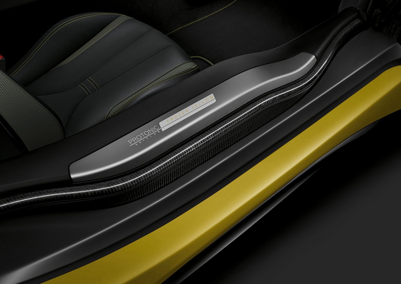 采用了黄色涂装的i8，在车内一些细节上也采用了专属的颜色设计，同时在迎宾踏板处等部位，还会标有特别版车型专有的铭牌。满满的专属感扑面而来。