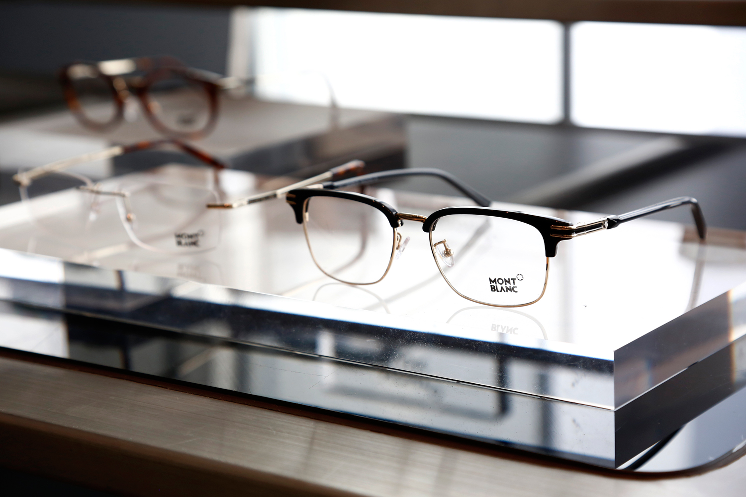 MONTBLANC EYEWEAR
110年以来，万宝龙已成为精进和创新不断的代名词。凭借其创始人的开拓精神，品牌将历史和创新、品质和卓越、工艺专长和优雅特质完美结合。受到真诚价值的启发，2017/2018秋冬季新款眼镜系列囊括了万宝龙所有理念。
