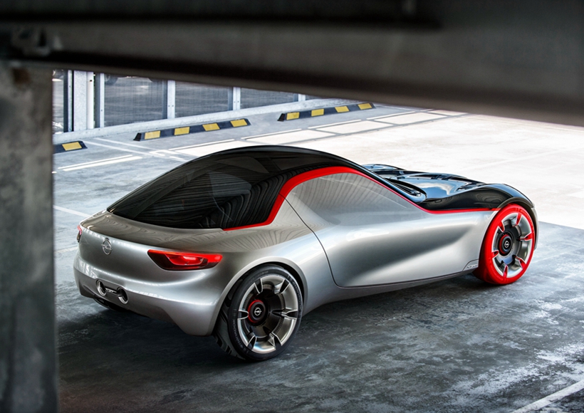 简约又时尚的外观设计，简单又奇特的车门，再加上科技感十足的内饰设计，赋予了这辆Opel GT少有的返朴归真感。