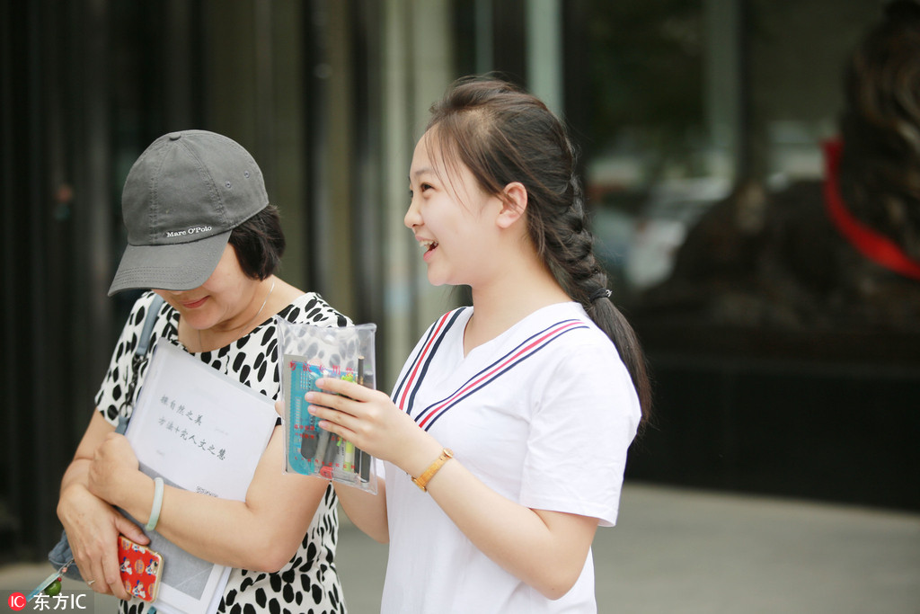 2017年6月8日，北京高考第二日，林妙可走出考场。