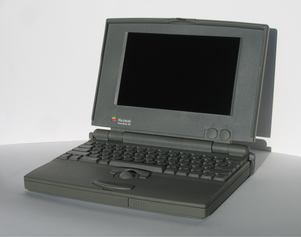 NO.2 PowerBook 100
PowerBook 100系列是苹果真正意义上的第一天笔记本，一共包括PowerBook 100、140和170三款。开创性的将轨迹球和鼠标放在了键盘下方，此后都延续这个位置。
