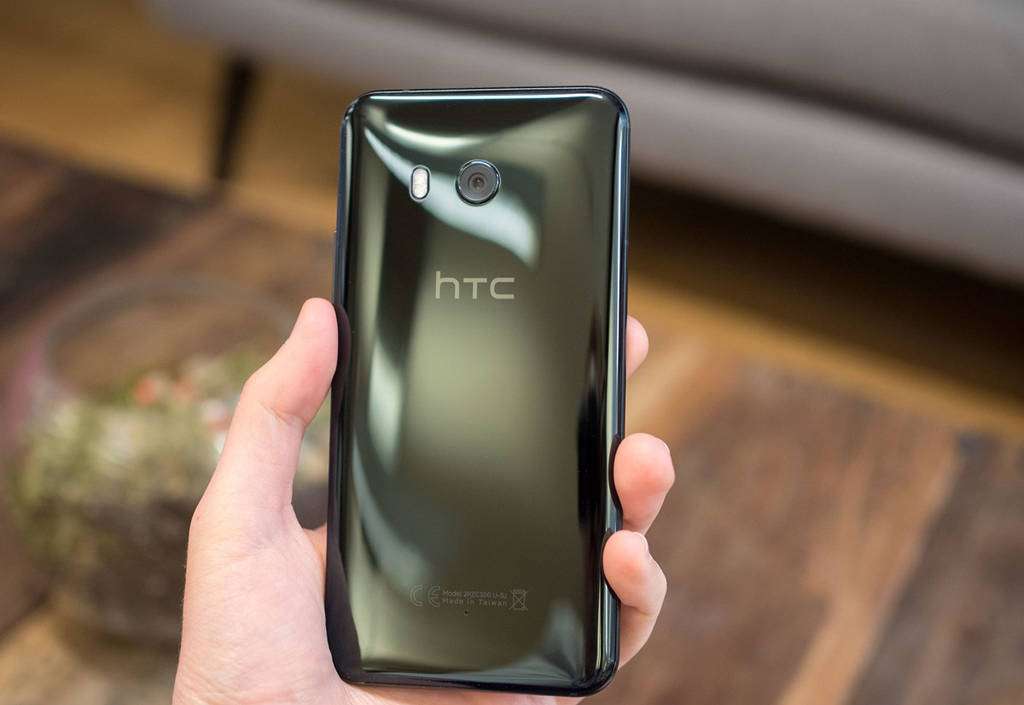 NO.9 HTC U11
HTC U11可以通过手机边框的触控进行快捷操作，而且也有Google Assistant功能，是一款不错的手机，不过没有赶上无边框的潮流。
参考价格：645美元（约合人民币4408元）
