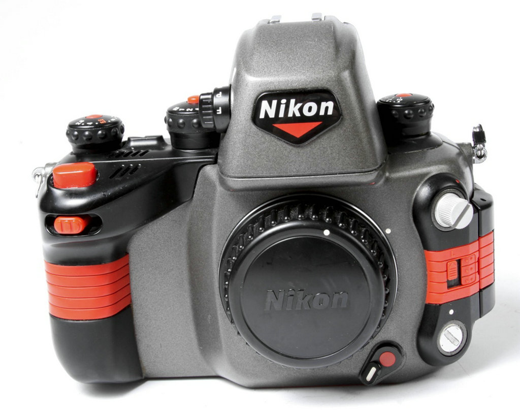 Nikon Nikonos RS，1992年。该款相机最大亮点就是三防功能，这也成为尼康在该领域屹立不倒的划时代产品。Nikonos RS在机身上还采用了橙色的橡胶饰皮，仅从外观就足够吸睛。