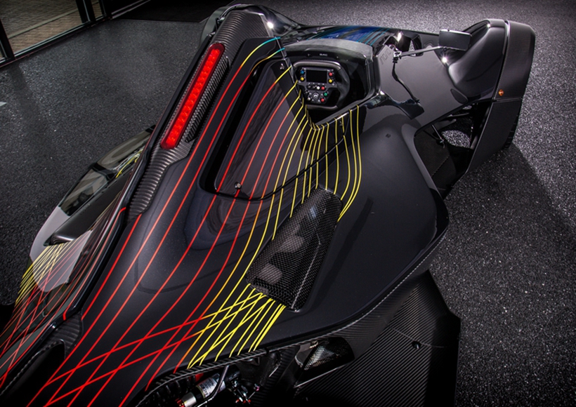 在黑色车漆 的映衬下，多彩的线条让这辆单座Mono显得十分具有艺术气息。同时，这辆全新的