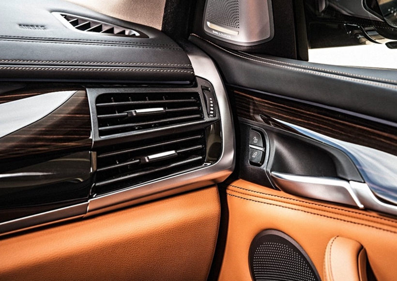 2015款宝马X6车型使用了多种电子驾驶辅助系统，其中包括自适应巡航系统、拥挤交通辅助驾驶系统等，可以帮助驾驶员更轻松的驾驶汽车。