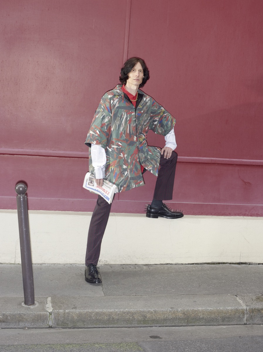 Balenciaga 巴黎世家推出2018早秋男裝系列，通過對人物的細致觀察，捕捉一系列行
走在巴黎街頭的男士特性。這季的設計延續春夏女裝系列后進一步深入主題，銜接和
融合了原型服飾深度解構極具辨識度的衣著，輕松打造出男性日常裝扮衣櫥。融入一
衣兩穿的巧妙設計，例如對方格襯衫采用錯視處理手法，把兩件 T 恤拼接相連，乍一
看好像批了一條圍巾。普通與獨特，時尚與實用之間的雙向對話強調了 Balenciaga 巴
黎世家優先考慮穿著者的個性彰顯。