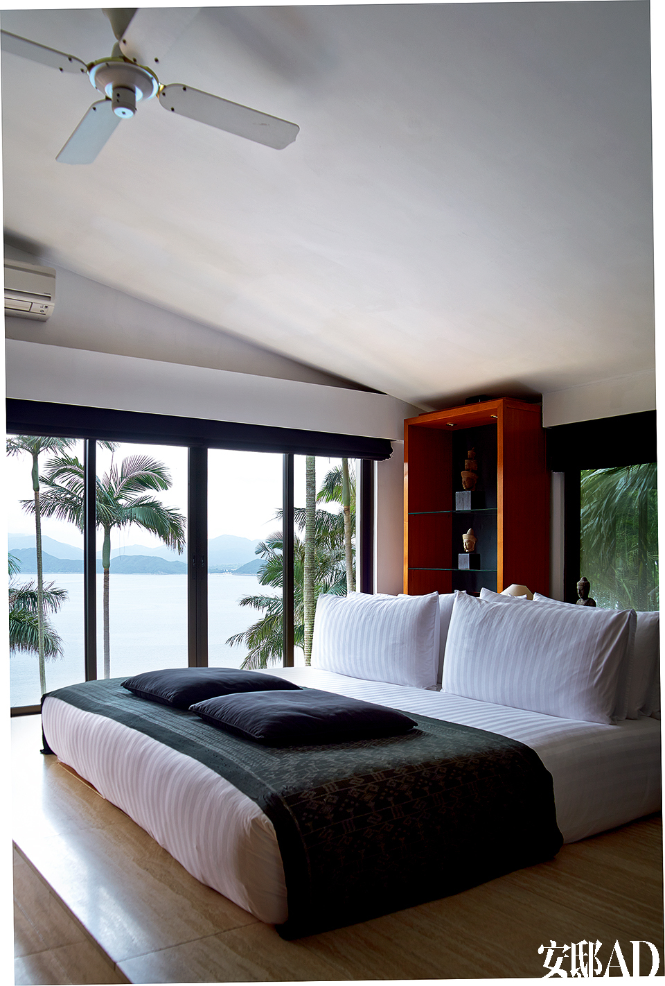 主卧拥有全部卧室中的最佳视角，窗外便是迷人的南海风光。