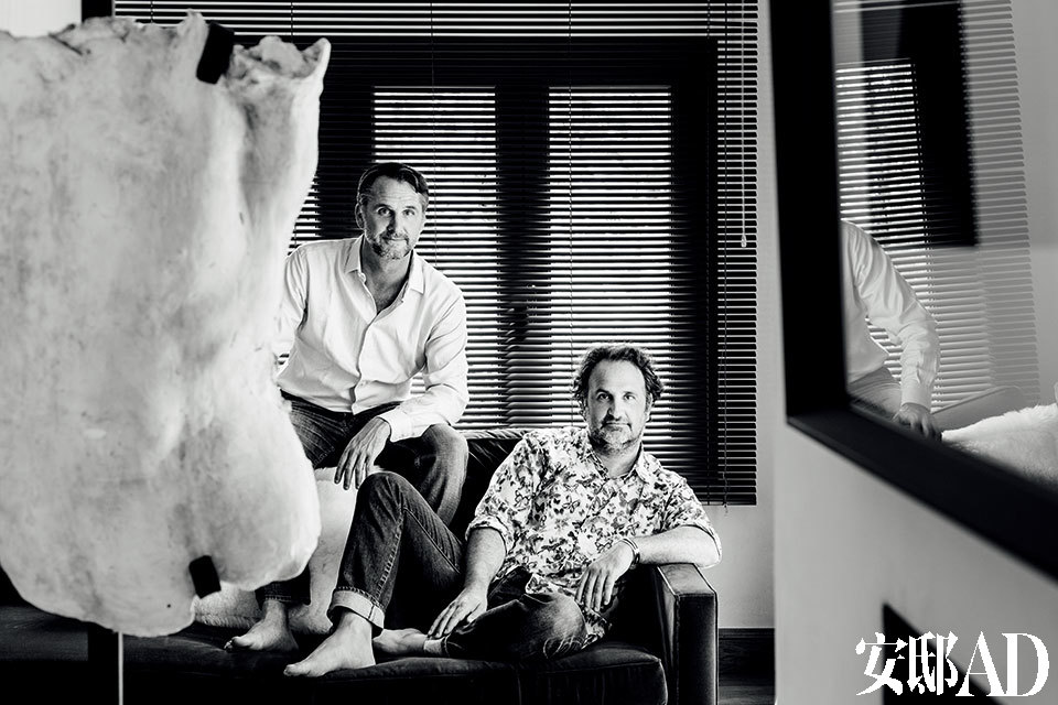 设计师: 赛尔莲∙卡斯特拉SergeCastella与搭档杰森∙弗林Jason Flinn坐在沙发上的合影。