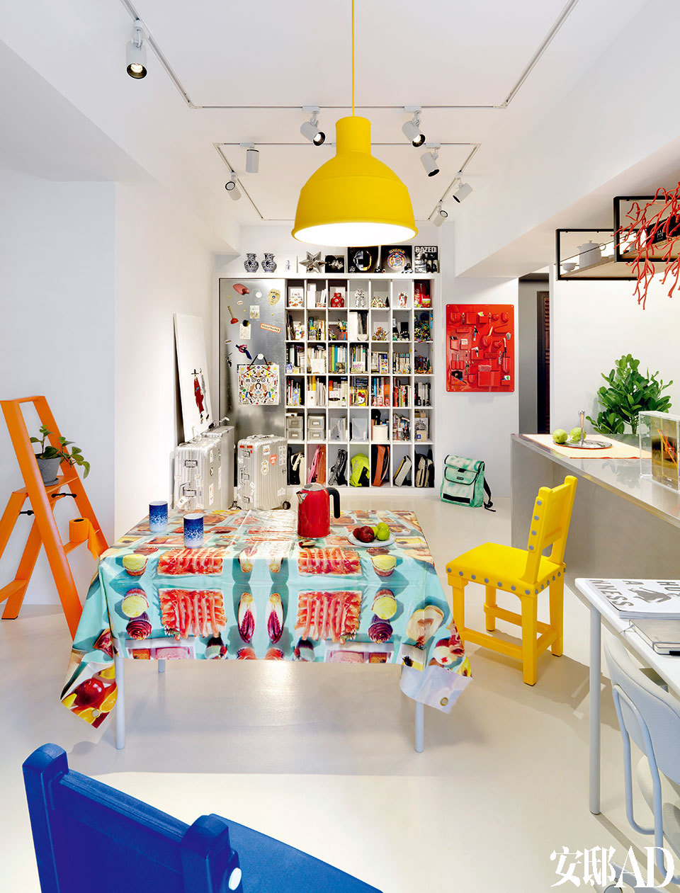 橘色梯子来自Metaphys，是日本设计师村田智明2010年的设计作品。餐桌布是Seletti与摄影杂志ToiletPaper 合作推出的设计，桌上蓝白色渐变的杯子来自Pili自己的设计作品“漆瓷”系列，叫作《消失的青花》。