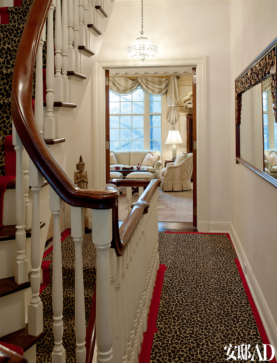 通往客厅的走道上，精致而有些野性美的地毯吸引眼球，当步上这层楼时，又不免令人对房里的摆设好奇不已。