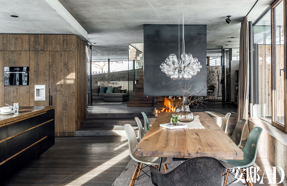 餐椅来自家居品牌Vitra，地毯来自private0204.com；玻璃吊灯和花瓶是德国设计师Isabel Hamm的作品。