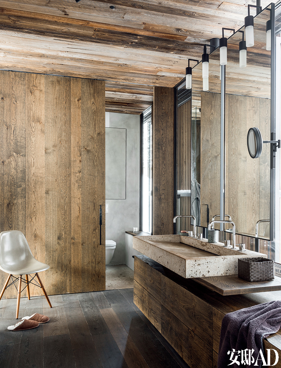 地板、 天花和推拉门皆选用当地橡木， 完美的颜色成为整个家最亮眼的核心。大浴室的设计是建筑师Monika Gogl把深色橡木和米黄色的天然石做了完美结合。盥洗池来自于kamanaturstein.at；椅子是Vitra品牌的佳作。
