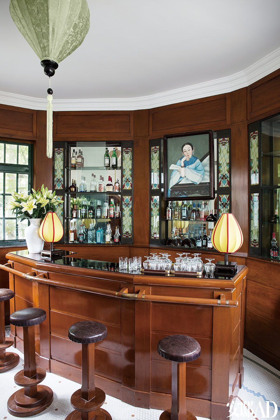 上世纪20年代风格木嵌板吧台，4把酒吧椅非常适合休憩。酒 吧后面挂着一幅晚清女人画像。