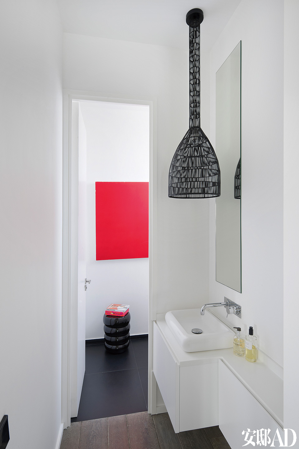 两间盥洗室，吊灯来自Ayilluminate，喷漆柜体具由Karen T.Lewis设计，面盆和龙头使用了Cascade品牌的产品。