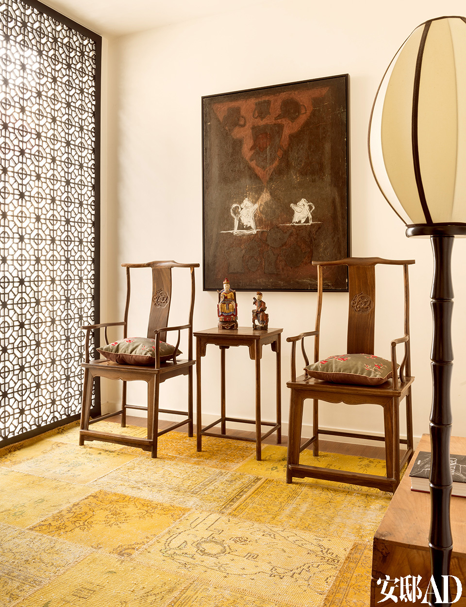 入口处的门厅，画作来自Jesus Guerrero，两张明式木椅下面搭配着土耳其的地毯。