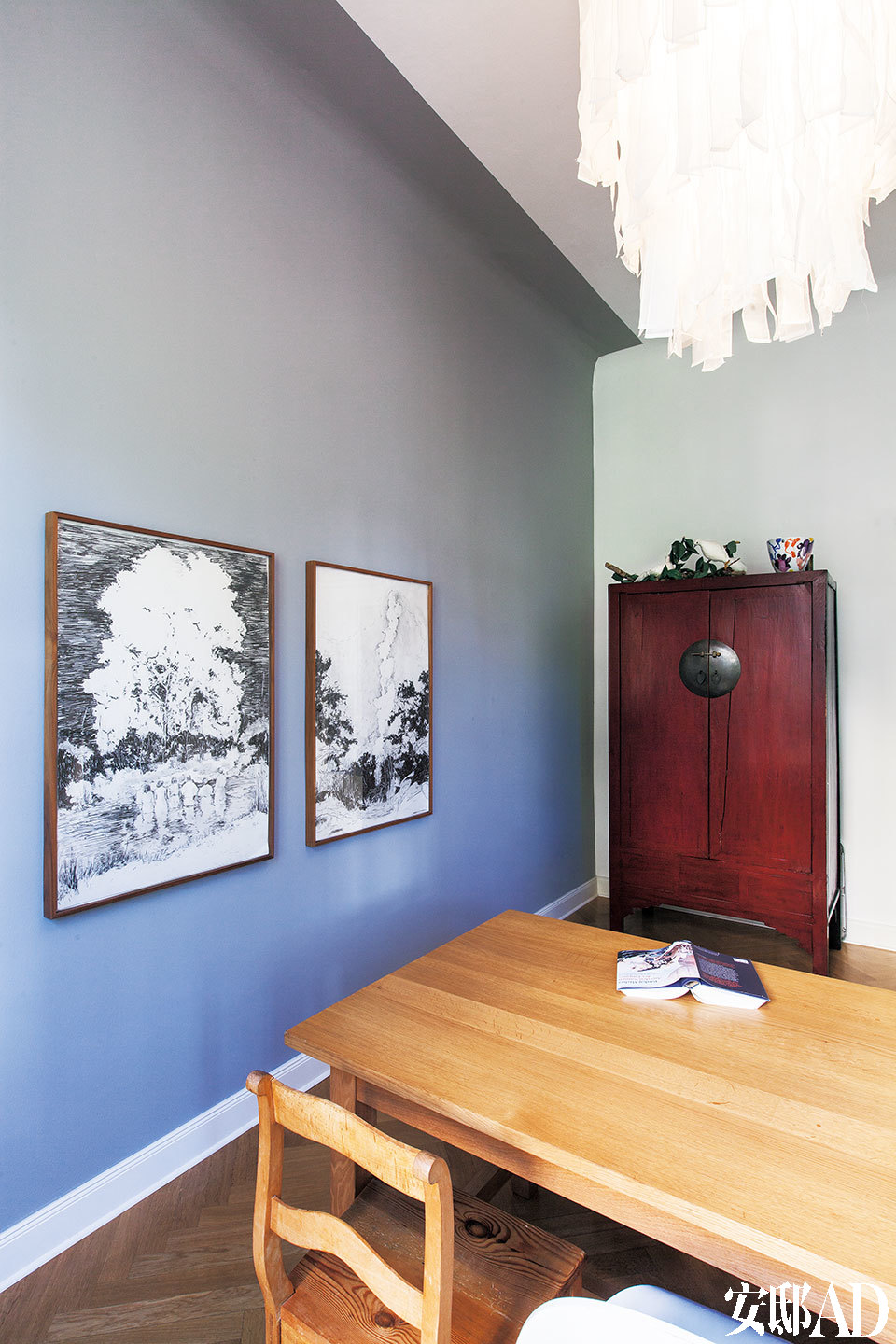 厨房一角，墙上是美国艺术家Laura Bruce的画作，角落有个中式储物柜。