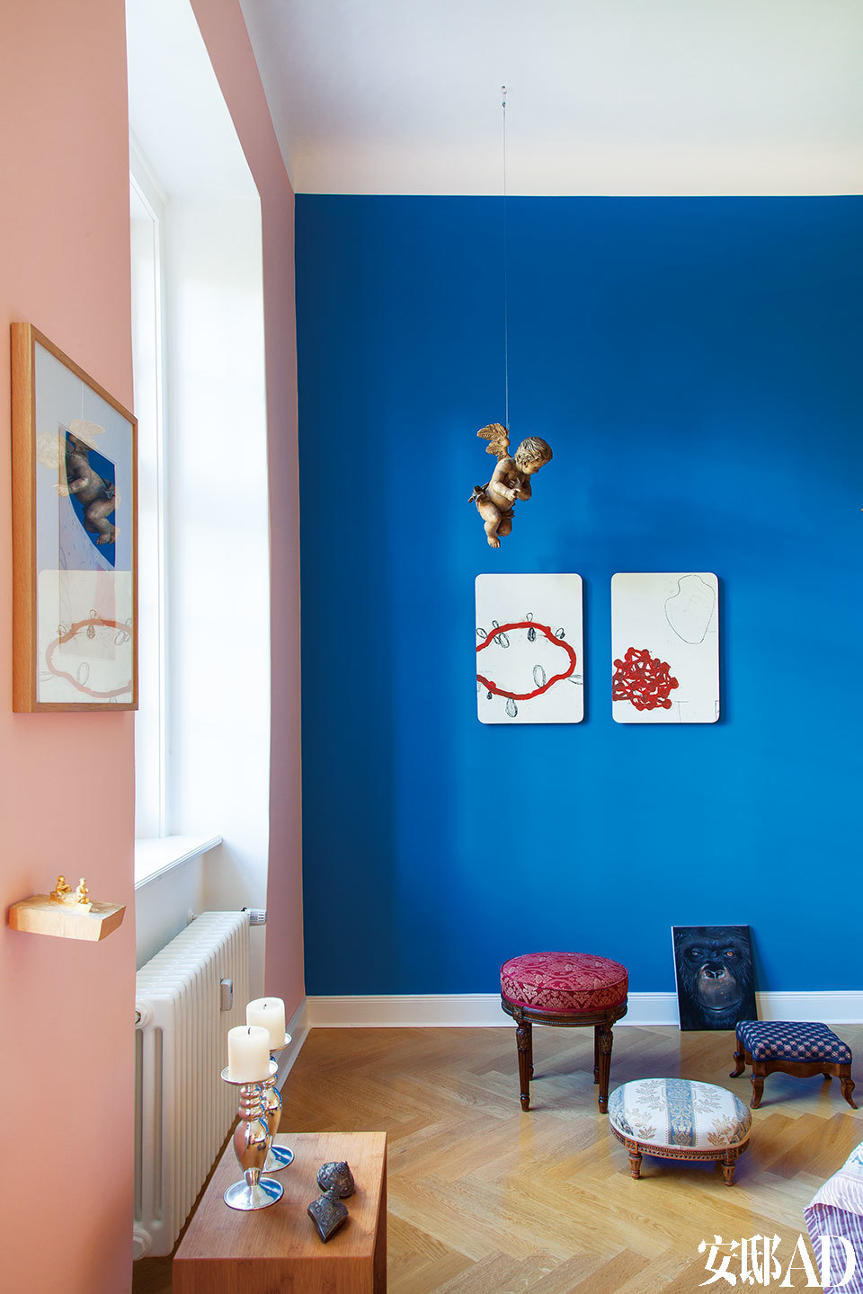 卧室一角，有一张19世纪南德经典坐凳，蓝墙上的南德巴洛克艺术品由Peter Riek创作。猴子画像是Sophia Schama的作品，Alexander的太太Kathrin属猴，她很喜欢这幅画。