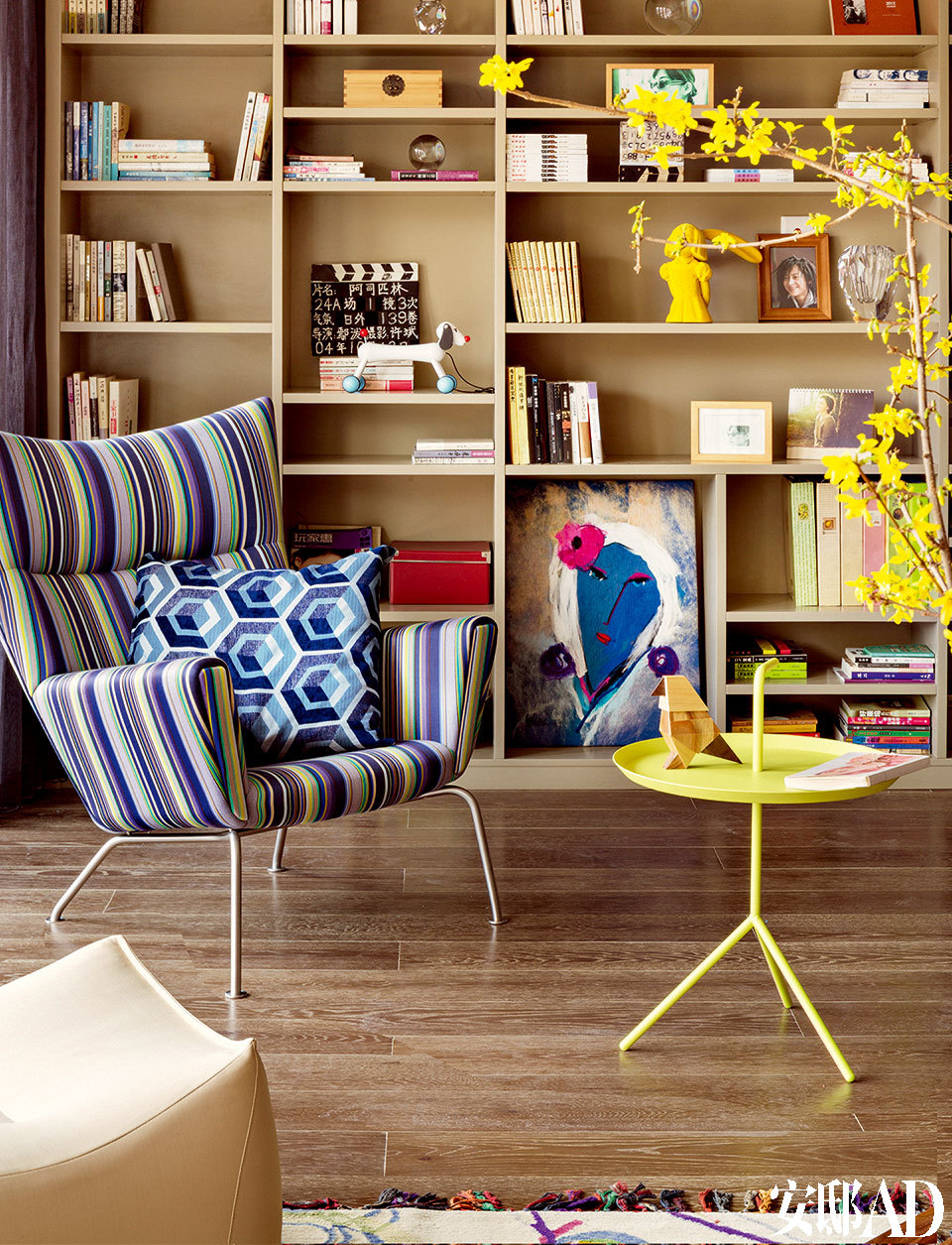 客廳中擺著Paul Smith為Carl Hansen&S?n設計的扶手椅，花色茶幾來自HAY，靠墊和茶幾上的木頭鳥均來自Bo Concept北歐風情。