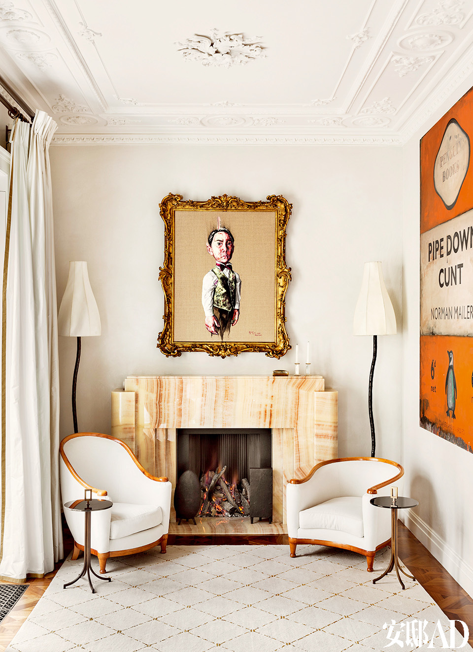 在Roussev夫妇的收藏里，一些国际艺术家的作品十分突出，比如中国艺术家曾梵志的作品。面对着炉子的是两把法国设计师Jules Leleu（1883-1961）设计的Art Deco风格扶手椅，两把椅子的椅背高度不同，谨慎地打破了对称性。黄铜和漆玻璃制作的小边桌们是Francis Sultana于2011年设计的“Homage to the Art Deco”系列的作品。右边是艺术家兼作家Harland Miller的画作“Penguin Classics-Inspired Art”系列。扶
手椅后面的落地灯是Garouste & Bonetti委托David Gill画廊生产的。地毯是由 Francis Sultana量身定制设计的。壁炉内的柴架是Francis Sultana于2011年的“Homage to the Art Deco”系列作品。