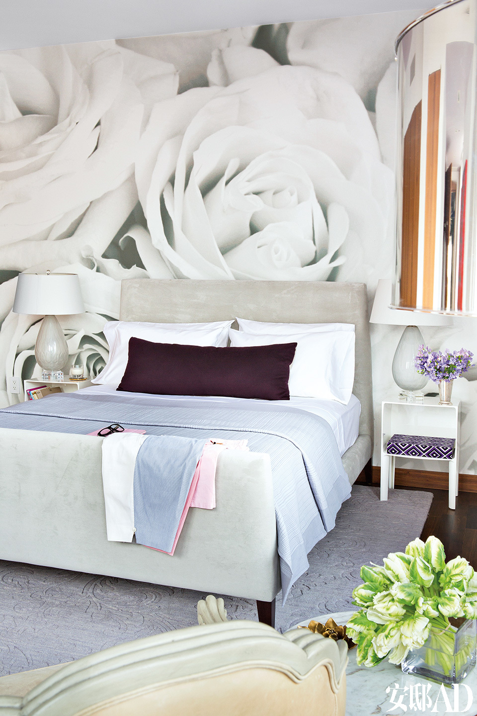 大齐最喜欢的空间是他自己的卧室，巨大的黑白玫瑰图案壁纸由一张照片再造而来，充满梦幻感，也呼应了主人的花艺师身份。主卧室，小夜桌由Philippe Starck 为Kartel设计，桌灯来自Arteriors Home。