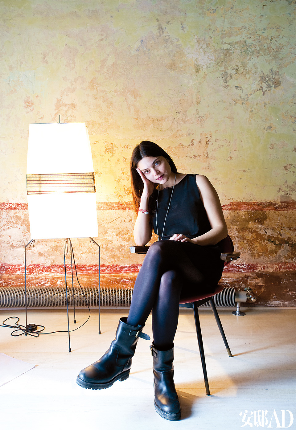 身兼導演、作家、電影制片人三職的Elisa Fuksas在自己家中。紅色皮椅由Carlo Mollino設計，紙燈來自Noguchi。