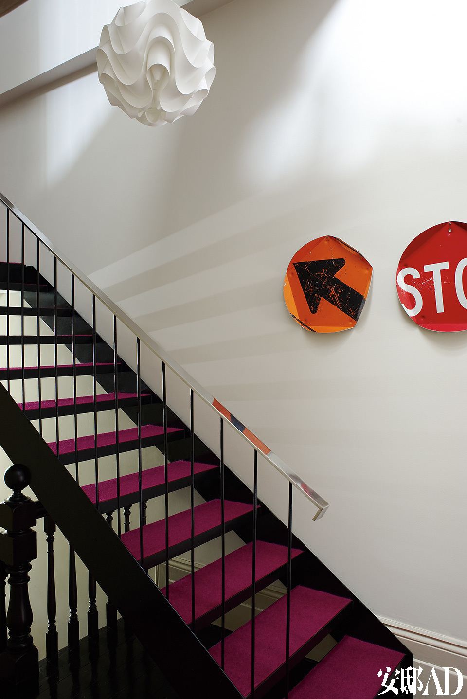 After 楼梯墙面上挂着Boris Bally 的作品“Road Sign Trays”，来自Planet Furniture。