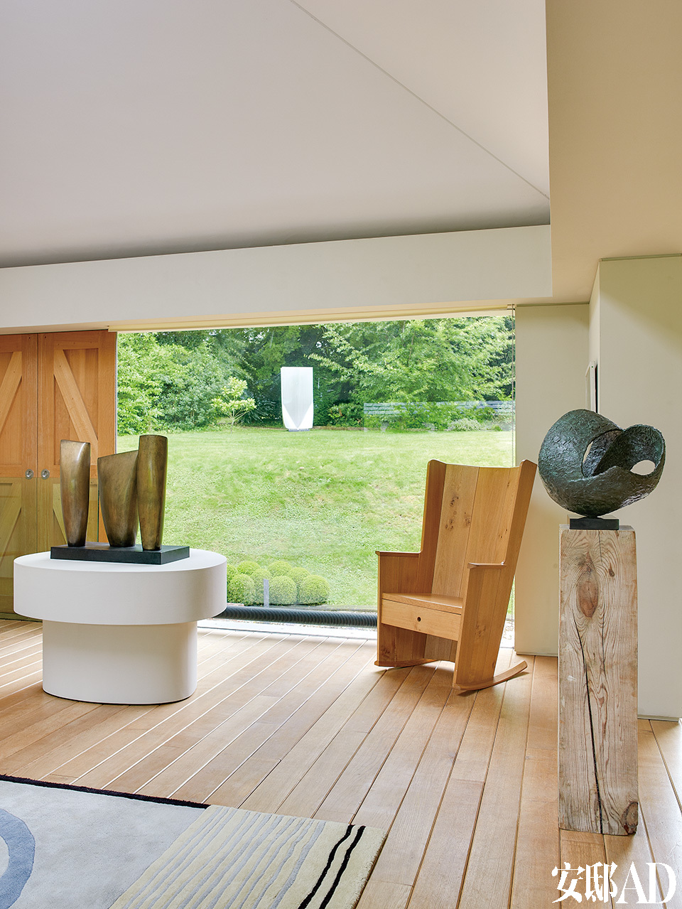 “ 艺术家之家”更像一个原始森林里温馨的小木屋。英国设计师Matthew Hilton的Irish橡木椅，右边为芭芭拉·赫普沃斯（BarbaraHepworth）的《Involute II》；左边黄铜装置同样是芭芭拉的作品《Three Forms》。这些艺术品想要让人过回简单古朴的自然生活。让艺术品更舒适地展现在一个“家”一样的空间里，告诉大家如何与艺术品共同生活，而不仅仅是站在那里静静地观赏而已。