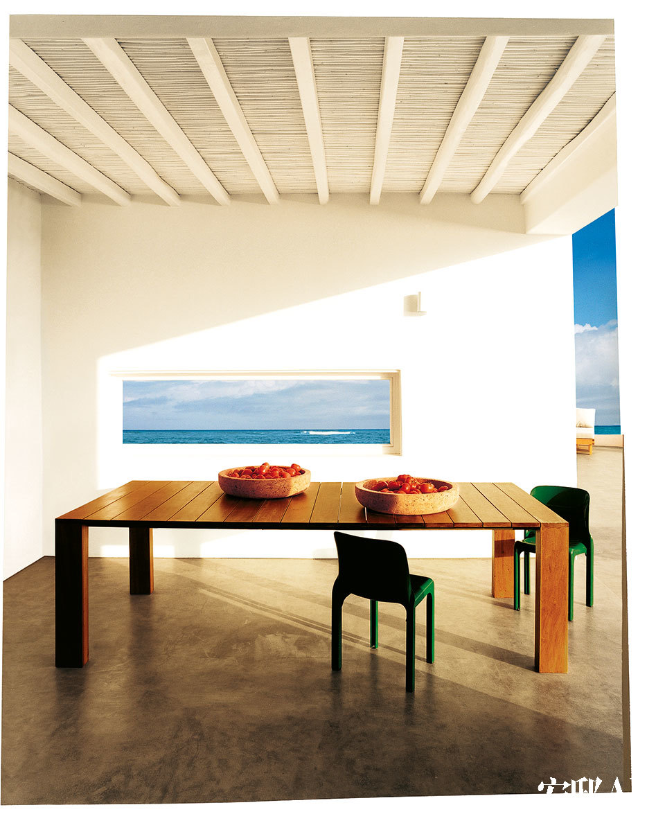 在定制的餐桌上摆着两个Jasper Morrison为Vitra设计的软木盘子，用来装水果。上世纪60年代的Selene椅是Vico Magistretti设计的。