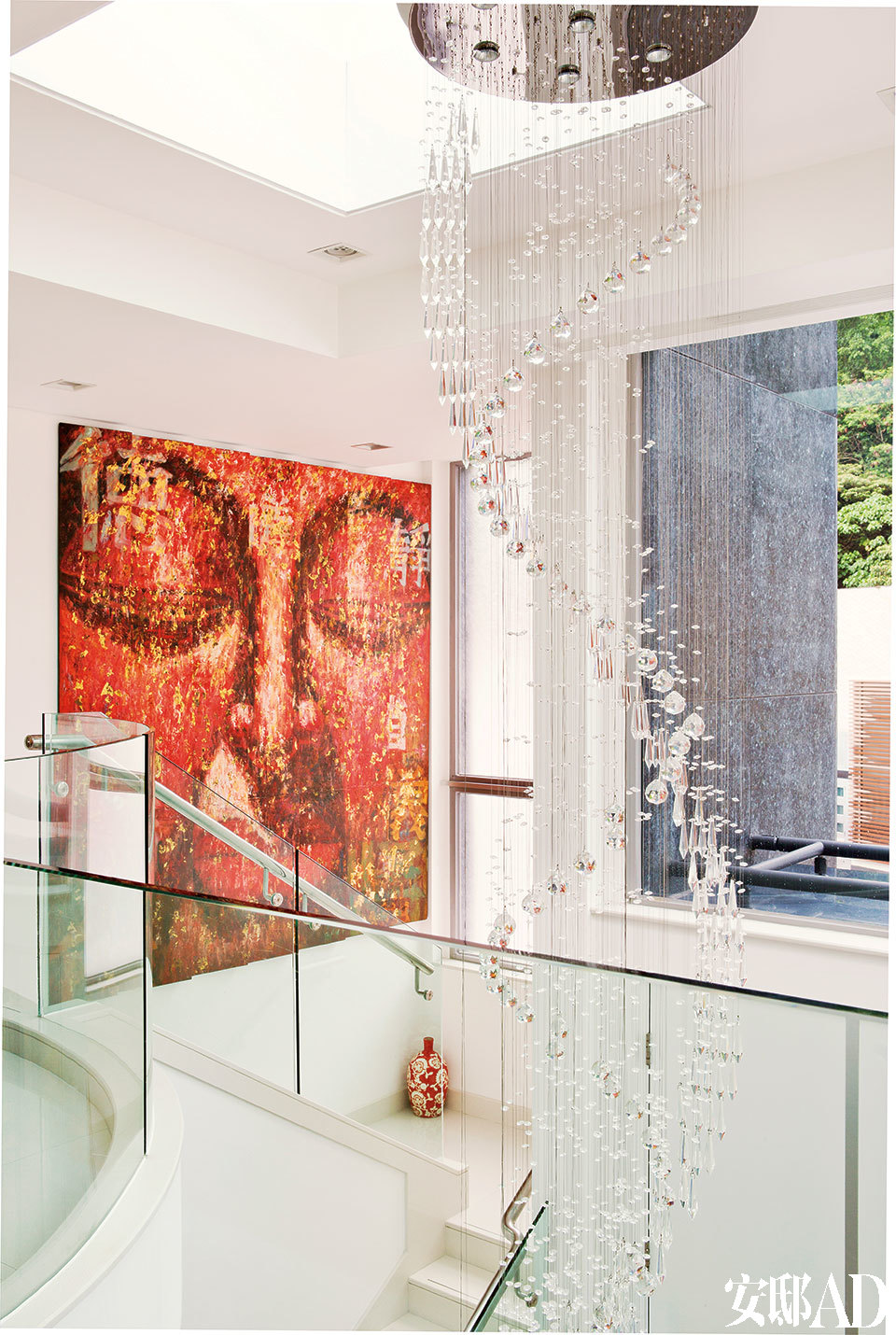 楼梯间的用色相对清淡，庞大的螺旋式玻璃雕塑增添了华美之感。一位巴厘岛艺术家的大幅佛像画作点燃了空间的热情。
